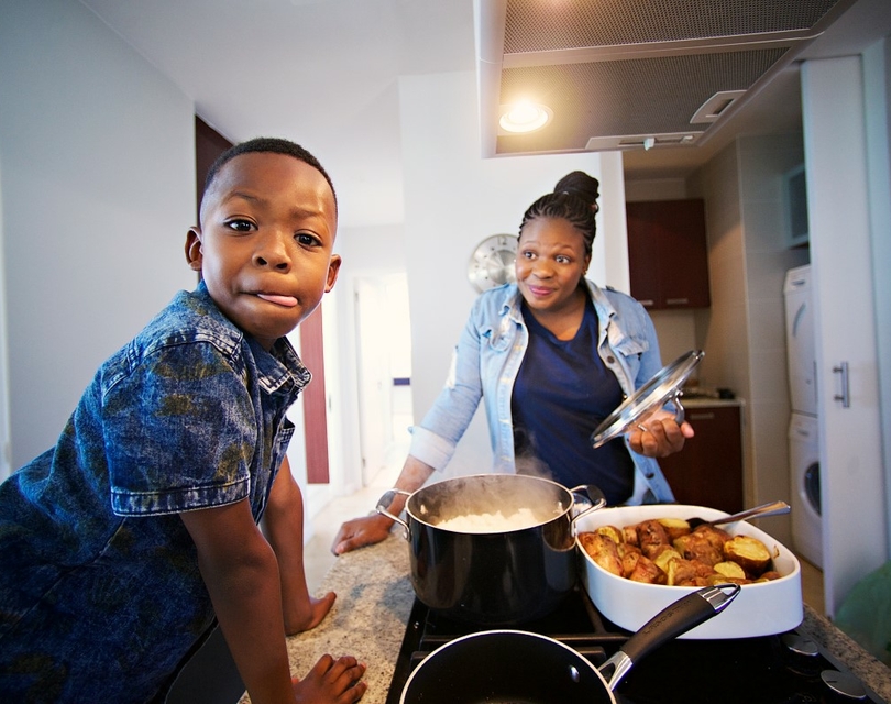 pleegmoeder en pleegzoon in de keuken