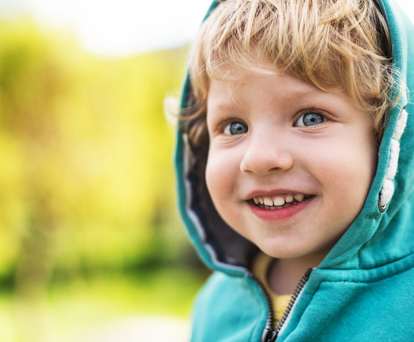 Jongetje met turquoise hoodie