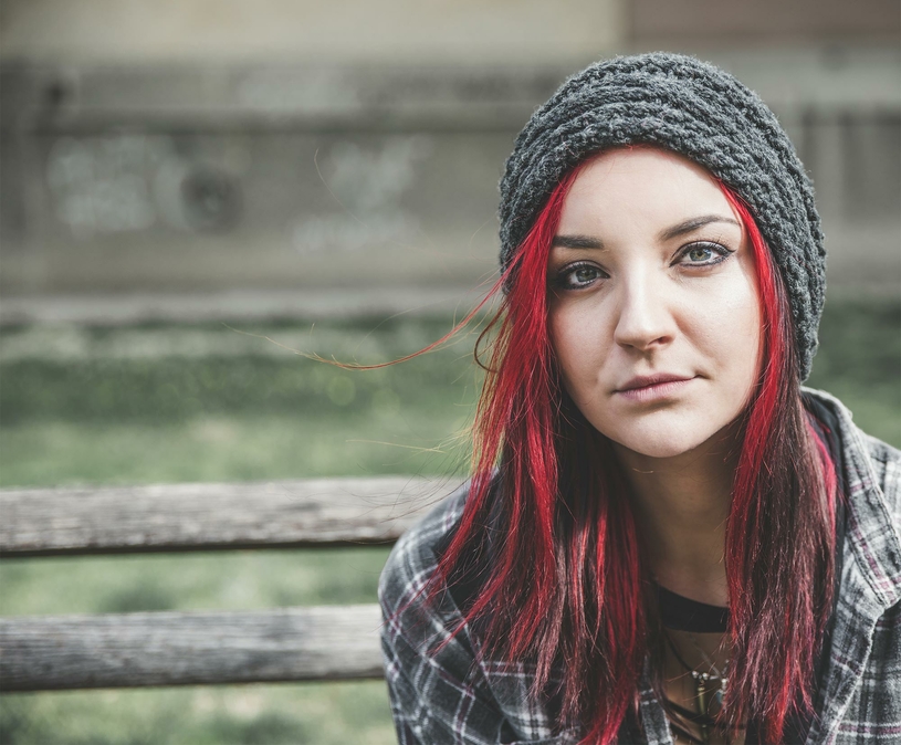 jongedame rood haar muts