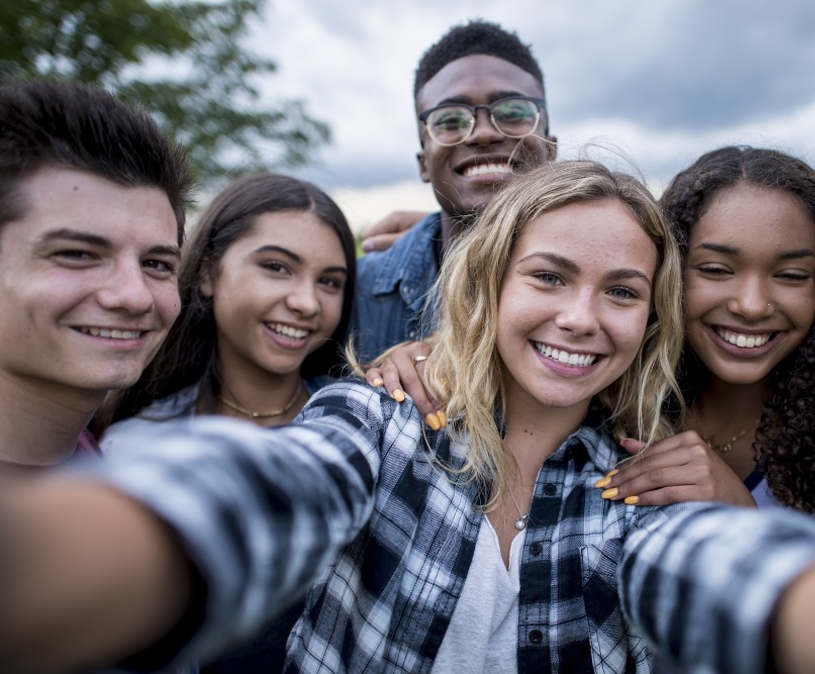 groep jongeren maakt een selfie