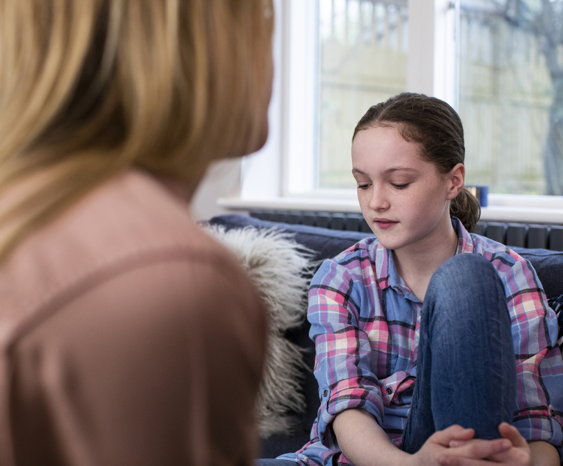 Moeder in gesprek met haar dochter