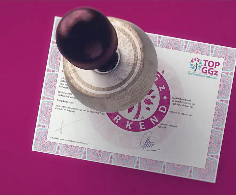 er wordt een stempel met het TOPGGz logo op een certificaat gezet