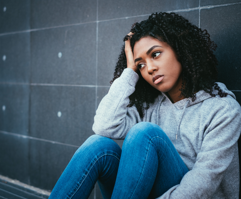Portret van vrouw tegen de muur