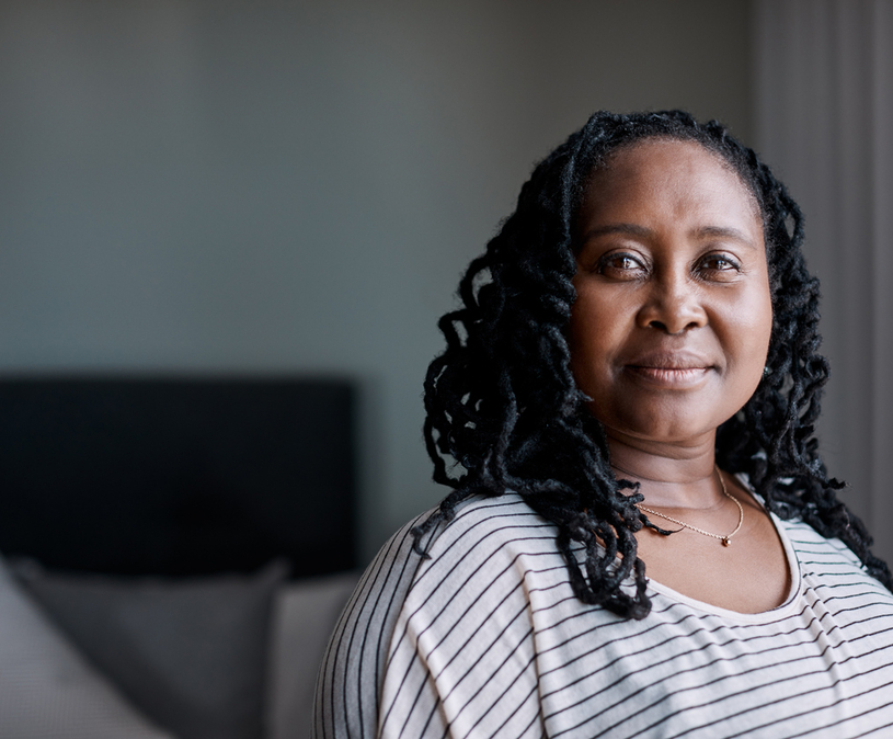 Portret van vrouw die direct oogcontact maakt