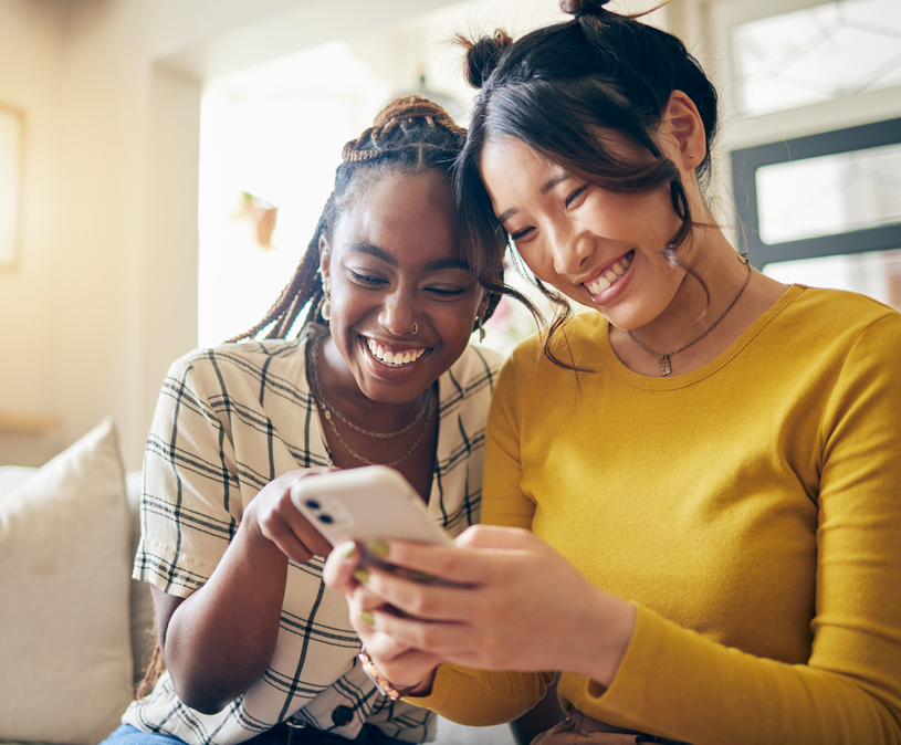 twee vrouwen kijkend naar de telefoon