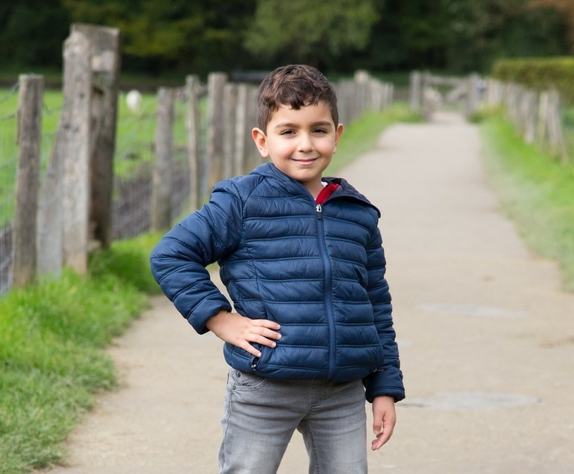 Jongen buiten schoolkind Midden Oosters