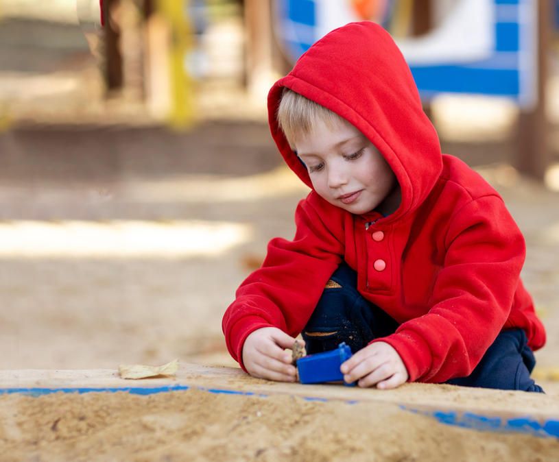 Peuter jongen buiten spelen