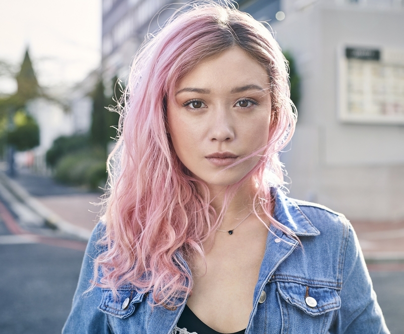 portret van tiener met roze haar