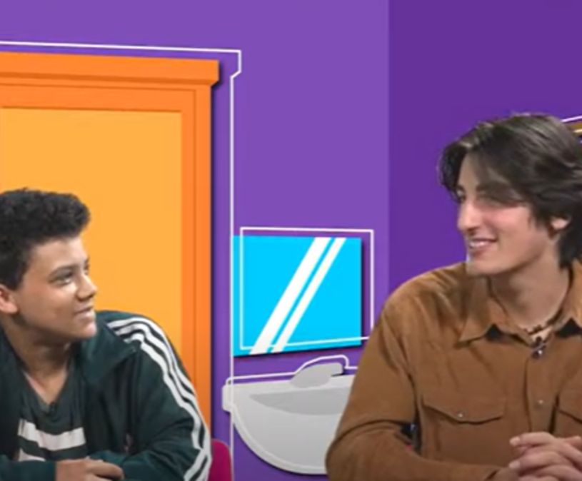 twee jongens praten met elkaar