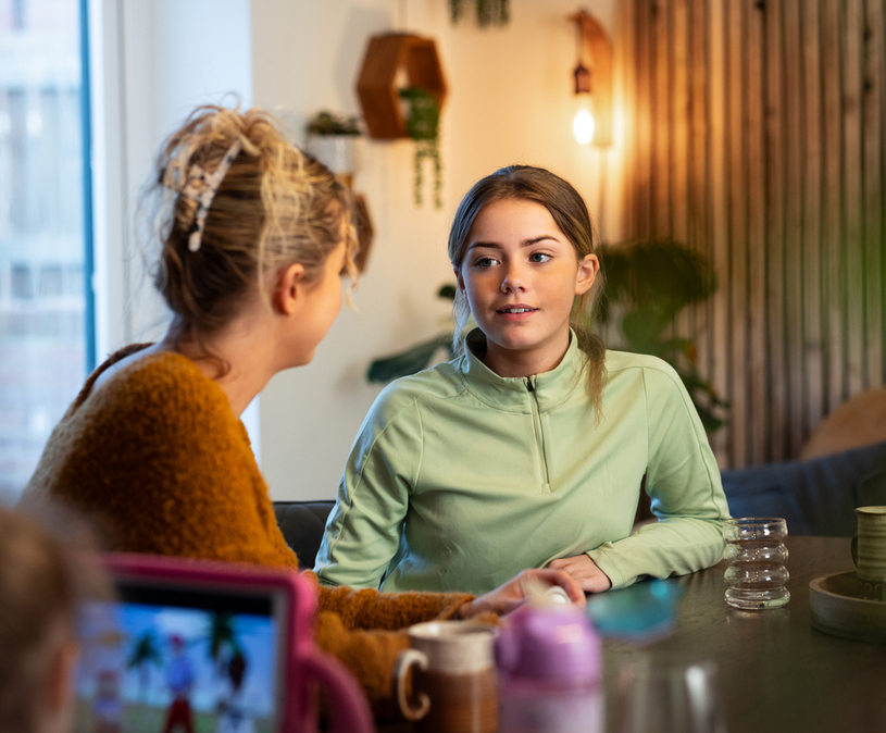 moeder en dochter aan tafel
