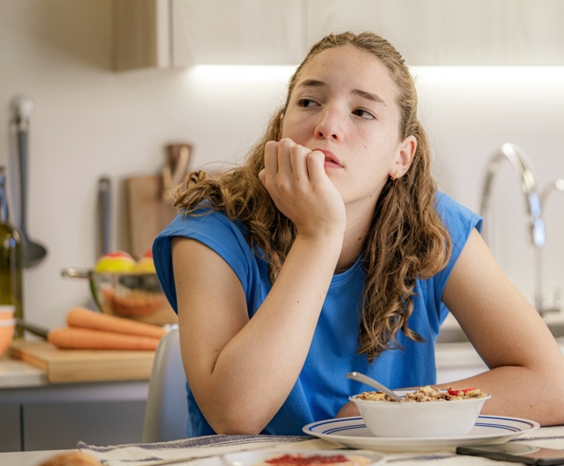 meisje aan tafel