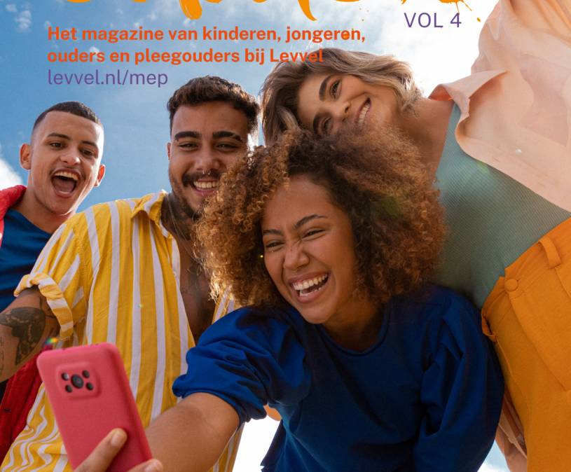 4 jongeren nemen een lachende selfie