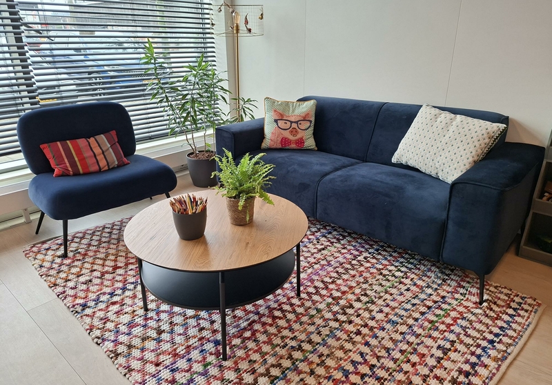 Bank in de gesprekskamer