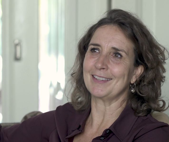 Portret van vrouw die direct oogcontact maakt 