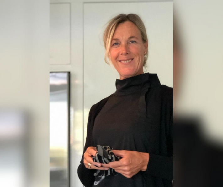Portret van vrouw die direct oogcontact maakt