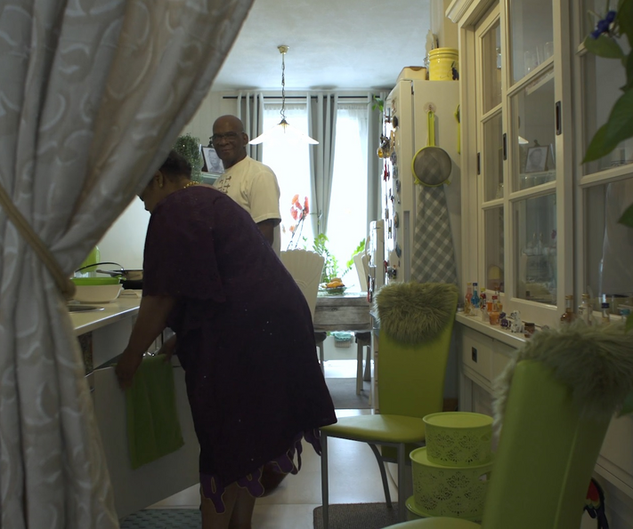 man en vrouw in de keuken bezig