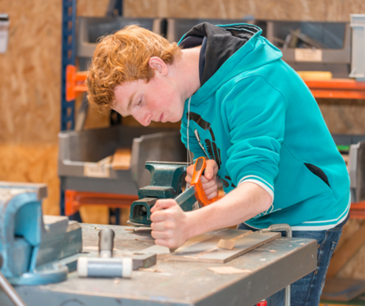 Jongen aan het werk in de techniek