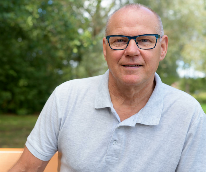 Man bril 60 jaar grijs haar