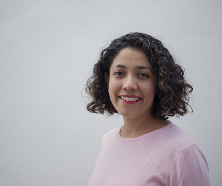 Portret van vrouw die direct oogcontact maakt 