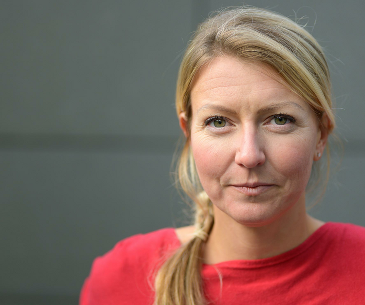 Portret van vrouw die direct oogcontact maakt