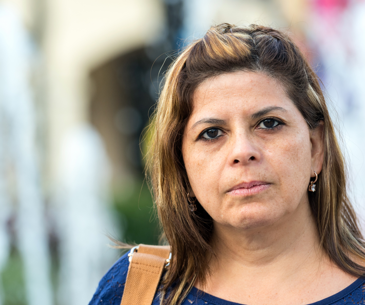 Portret van vrouw die direct oogcontact maakt 