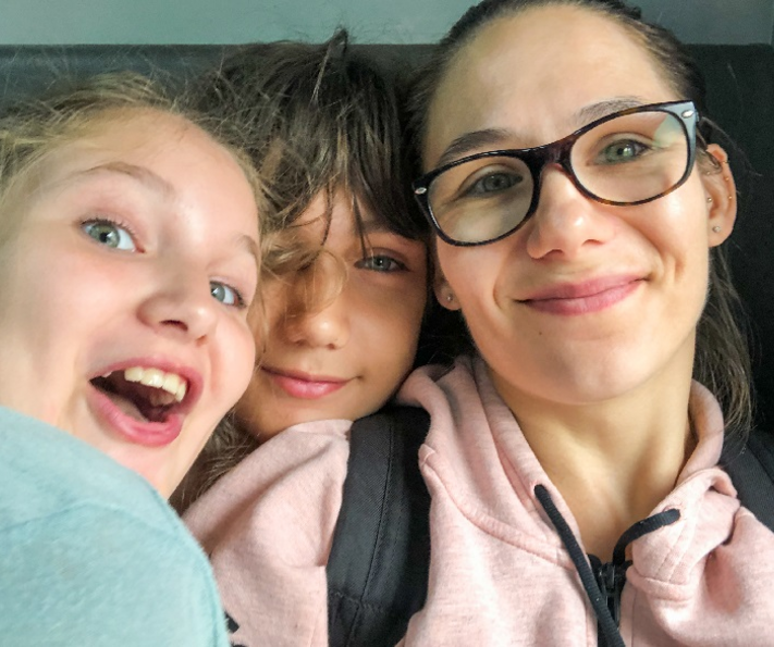 moeder en twee kinderen kijken in de camera