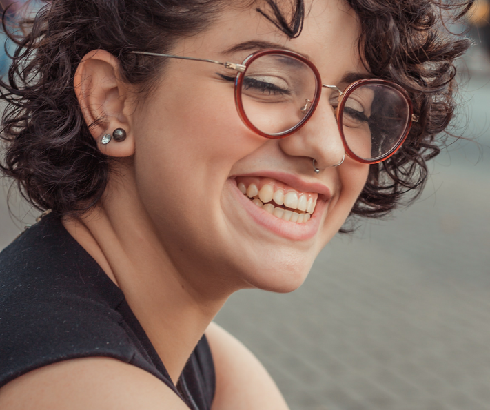 Portret van vrouw die direct oogcontact maakt