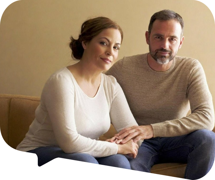 ouders zitten samen op de bank