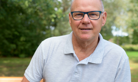 Man bril 60 jaar grijs haar