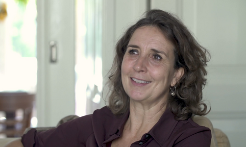 Portret van vrouw die direct oogcontact maakt 