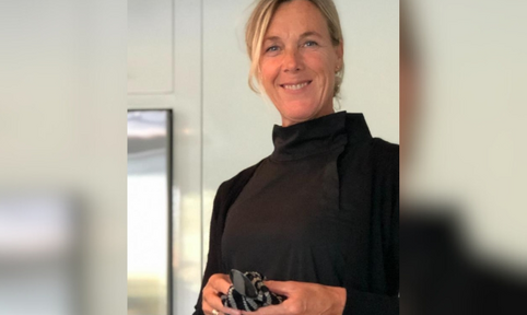 Portret van vrouw die direct oogcontact maakt