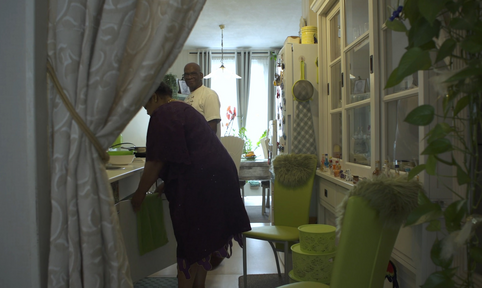 man en vrouw in de keuken bezig