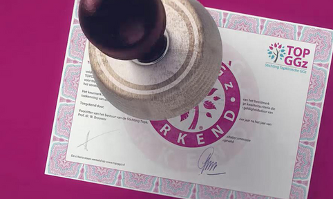 er wordt een stempel met het TOPGGz logo op een certificaat gezet