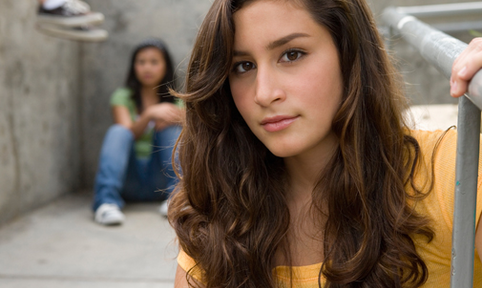 Portret van vrouw die direct oogcontact maakt 