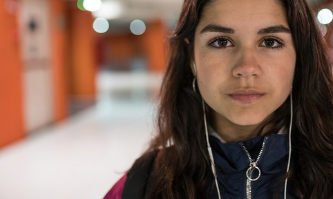 jong meisje met oortjes in