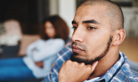 man verdrietig op de bank 