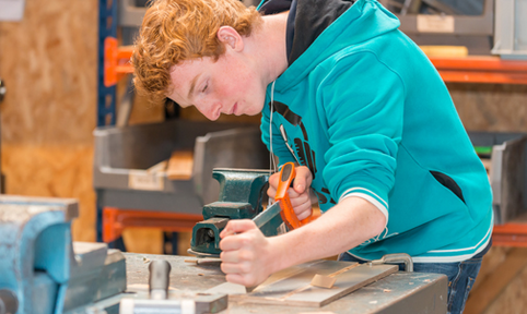 Jongen aan het werk in de techniek