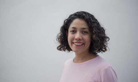 Portret van vrouw die direct oogcontact maakt 