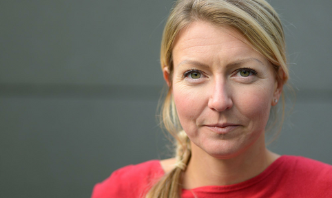 Portret van vrouw die direct oogcontact maakt