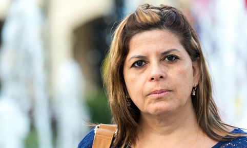 Portret van vrouw die direct oogcontact maakt 