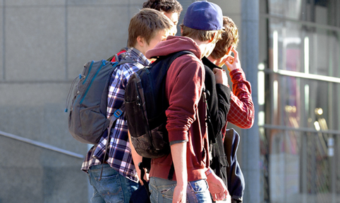 ervaringsverhaal 3 wandelende jongeren van zijkant