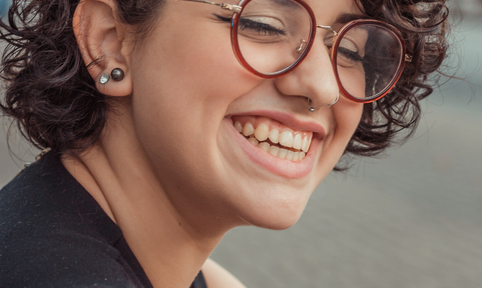 Portret van vrouw die direct oogcontact maakt