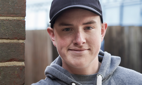 Hulp bij een lvb jongen met pet