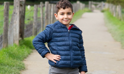 Jongen buiten schoolkind Midden Oosters