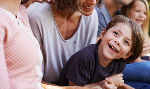 jongetje met familie om zich heen 