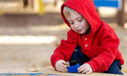 Peuter jongen buiten spelen