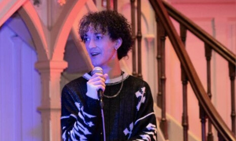 Raven spreekt in de microfoon