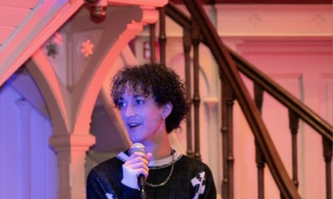 Raven spreekt in de microfoon