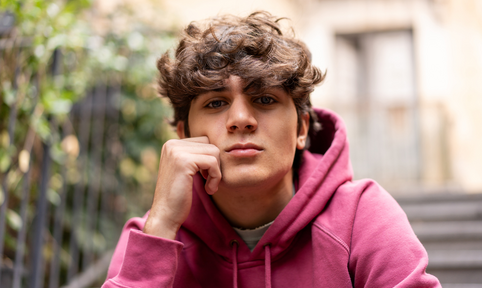 Tienerjongen kijkt serieus