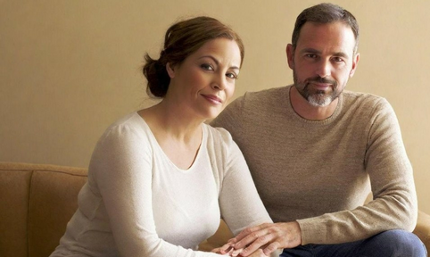 ouders zitten samen op de bank